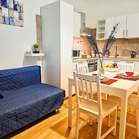 A Pirri, Via E. Toti. Cagliari. Rosas Rooms. Apartment Cagliari
