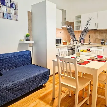 A Pirri, Via E. Toti. Cagliari. Rosas Rooms. Apartment